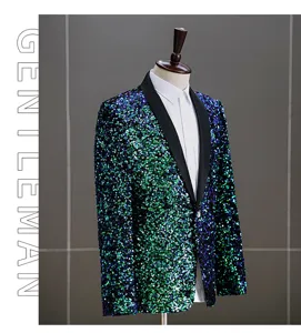 Vista dettagliata della giacca da smoking con paillettes iridescenti da uomo, blazer.