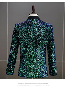 Primo piano della parte posteriore del blazer da uomo con paillettes iridescenti lucide.