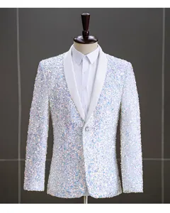 Dettaglio giacca blazer con paillettes olografiche da uomo, elegante abito da palcoscenico DJ.