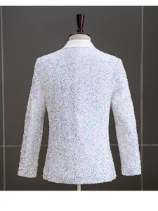 Vista posteriore dettagliata di una giacca blazer con paillettes iridescenti da uomo.