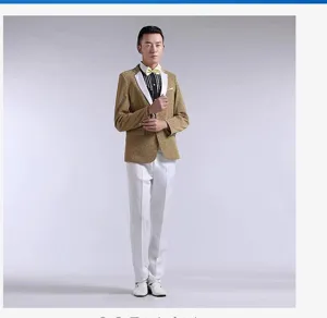 Vista detallada de un traje de actuación de escenario dorado brillante para hombre con pantalón blanco.