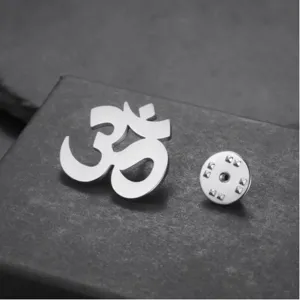 Primer plano detalle del broche de solapa de acero inoxidable plateado símbolo Om yoga.