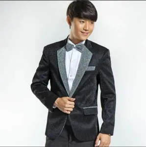 Detalles del traje slim de hombre, con elegantes solapas brillantes y pajarita a juego.
