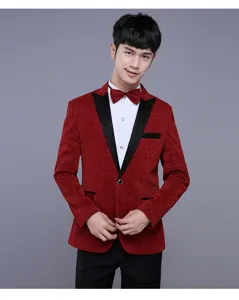 Vista detallada de una elegante chaqueta de esmoquin con lentejuelas para hombre en rojo brillante.