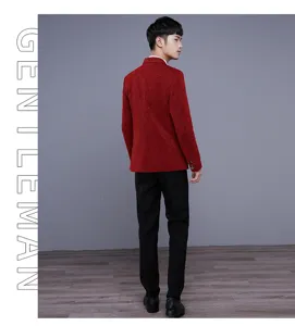 Vista detallada de chaqueta de traje formal roja y pantalón negro, elegante atuendo para hombre.