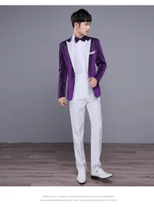 Vista detallada de la elegante chaqueta de traje morada para hombre con camisa y pantalón.