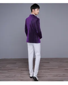 Vista detallada de chaqueta de traje ajustada con purpurina morada y pantalón blanco.