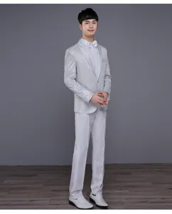 Detalle de traje formal ajustado para hombre con chaqueta plateada y pantalón.