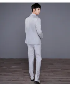 Vista trasera detallada de un traje ajustado para hombre con pantalones blancos en estudio.