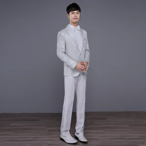 Traje de hombre plateado brillante con camisa blanca y pajarita para boda y escenario