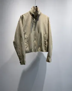 Vista di dettaglio della giacca corta cachi con zip e colletto a contrasto molto elegante.