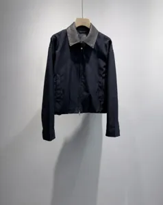 Giacca corta donna autunno collo PU contrasto zip capospalla elegante vista dettaglio.
