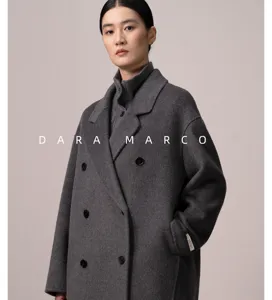 Manteau en laine mérinos double face de qualité supérieure avec revers classique et double boutonnage.