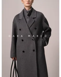 Détail élégant du manteau en laine double face avec col à revers classique et boutons élégants.