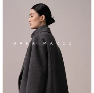 Vue de détail d'un manteau en laine gris foncé pour femme à double boutonnage.