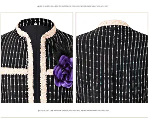 Veste slim noire a sequins pour homme avec bordure en tweed dore et broche fleur.