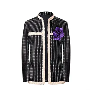 Veste de costume slim noire pour homme avec bordure tweed et broche fleur de scène