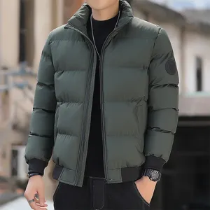 Herren Winter dicke Stehkragen Pufferjacke in Dunkelgrün mit schwarzen Rippbündchen und Details.