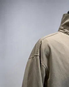 Giacca corta classica da donna autunnale con colletto chic e vestibilità elegante e comoda.
