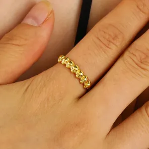 Anello teschio gotico oro variante, design regolabile, perfetto per Halloween e stile dark.