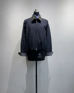 Giacca corta da donna con colletto a contrasto e zip, elegante capospalla autunnale.
