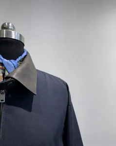 Vista dettagliata giacca donna collo PU a contrasto blu scuro, top con zip autunnale.