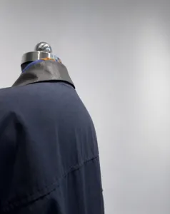 Vista di dettaglio della giacca corta donna con colletto in PU contrasto, moda autunnale.