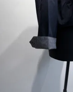 Dettaglio polsino giacca casual autunnale da donna, elegante top a maniche lunghe.