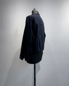 Vista dettagliata della giacca corta blu scuro con colletto in PU a contrasto e zip.
