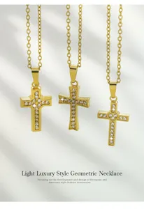 Nahaufnahme von goldenen Titanstahl Kreuz Ketten mit funkelnden weißen Zirkonia Steinen.