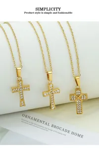 Goldener Titanstahl Strass Kreuz Anhänger Halskette, Detailansicht glänzender Zirkonias.