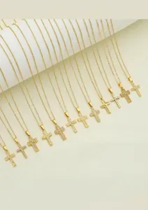 Goldene Titanstahl Kreuz Halskette mit funkelnden Zirkonsteinen, elegante Schmuckkette.