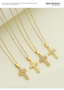Detailansicht der Titanstahl Zirkon Kreuz Anhänger Halskette, elegante Schlüsselbein Kette.