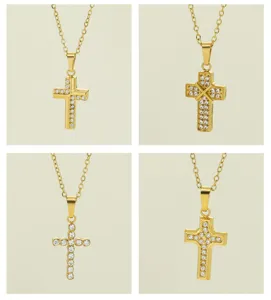 Goldener Edelstahl Kreuz Anhänger Detail mit funkelnden Zirkonia Steinen besetzt.