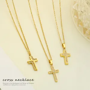 Goldfarbene Edelstahl Kreuz Halskette mit strahlendem Zirkonia für elegante Damen.