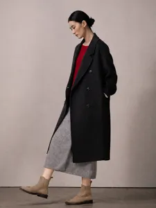 Manteau en laine double face pour femmes avec revers et design croisé pour l'hiver.