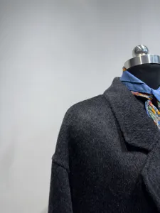 Manteau élégant en pure laine double face avec grand col tailleur pour femme.