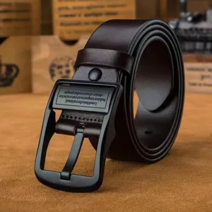 Vista detallada de cinturon para hombre de cuero genuino marron oscuro con elegante hebilla de metal.