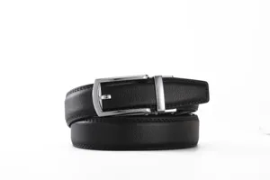 Herren schwarzer Ledergürtel Detail Nahaufnahme, elegantes Business Metall Schnalle.