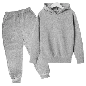 Detail ensemble sweat a capuche et pantalon de survetement gris enfant, molleton doux.