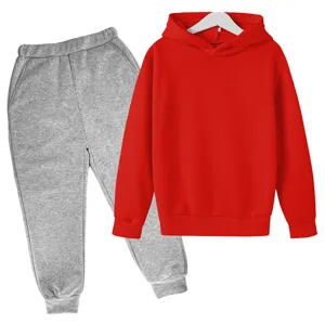 Vue détaillée sweat rouge et pantalon gris enfant, molleton doux, tenue de sport.