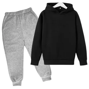 Vue détaillée de l'ensemble sweat à capuche et pantalon molletonné pour enfants, doux.