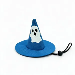 Primo piano del cappello da fantasma di Halloween blu con cordino elastico e stopper regolabile.