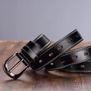 Ceinture en cuir véritable pour femme avec boucle ardillon et coutures contrastées.
