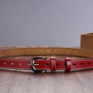 Ceinture en cuir veritable pour femme avec boucle ardillon classique et style retro.