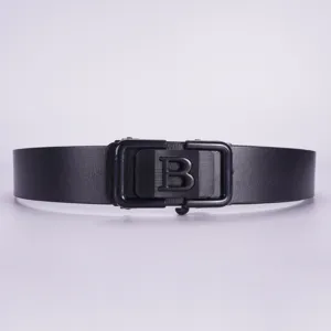 Dettaglio della cintura in pelle nera con la elegante fibbia automatica in metallo con B.