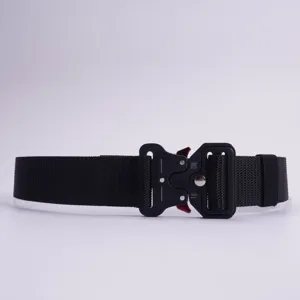 Dettaglio di cintura tattica in nylon con robusta fibbia metallica a sgancio rapido resistente.