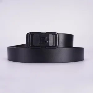 Cintura uomo con fibbia automatica stile minimalista pelle nera in dettaglio