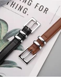 Ceinture fine en cuir pour femme avec boucle ardillon argentée, ensemble élégant pour jean.