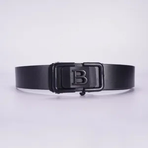 Cintura da uomo in pelle nera con fibbia automatica design minimalista business casual.